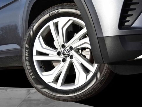 Certified 2023 Volkswagen Atlas SE image 3