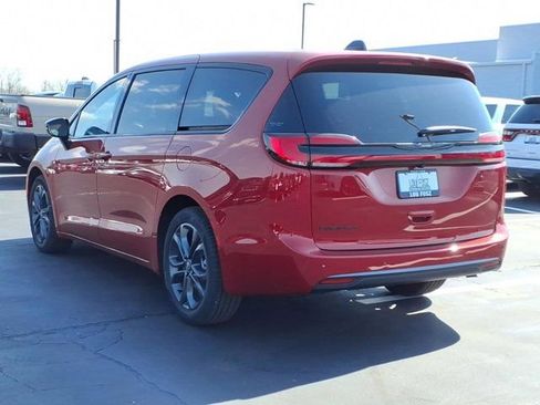 New 2026 Chrysler Pacifica Select image 4