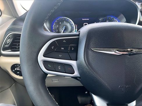 Used 2023 Chrysler Pacifica Limited FWD image 14
