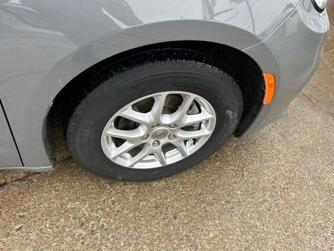 Certified 2022 Chrysler Pacifica Touring-L image 24