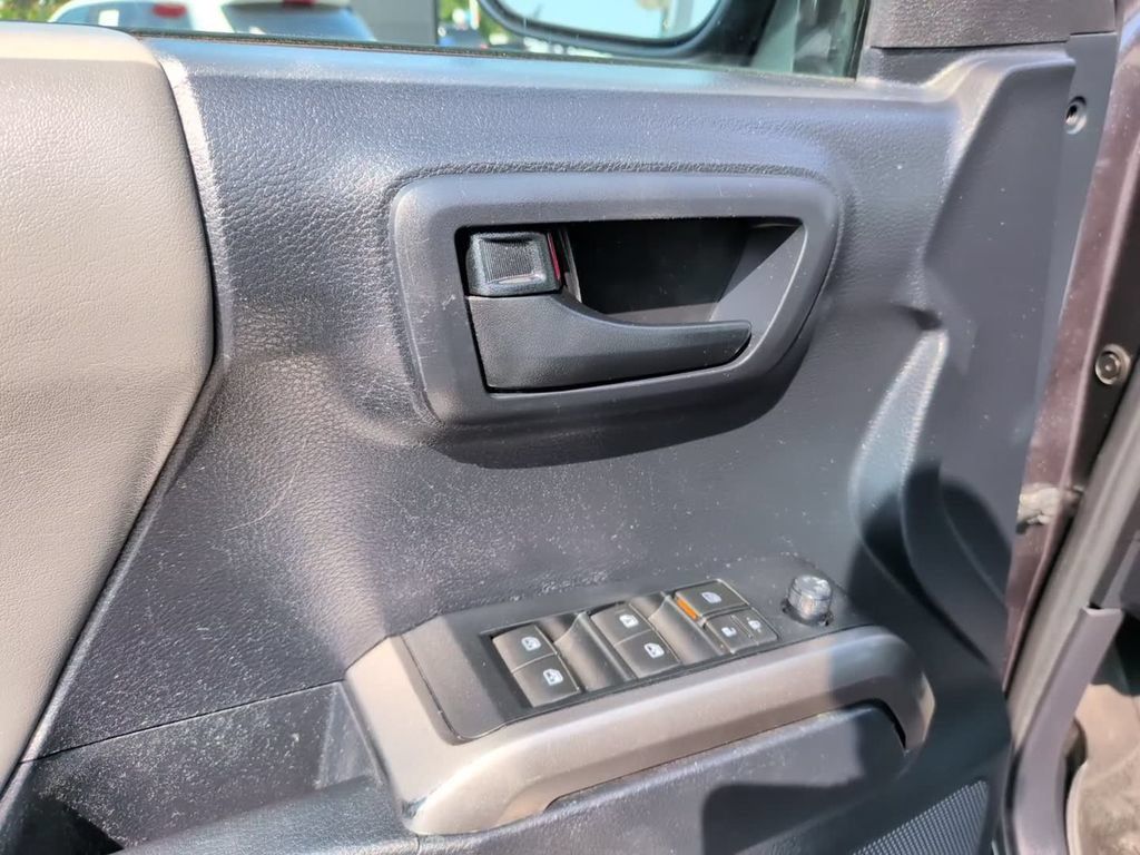 Used 2019 Toyota Tacoma SR5 AWD/4WD image 15
