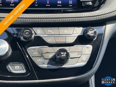 Certified 2025 Chrysler Pacifica Limited FWD image 36