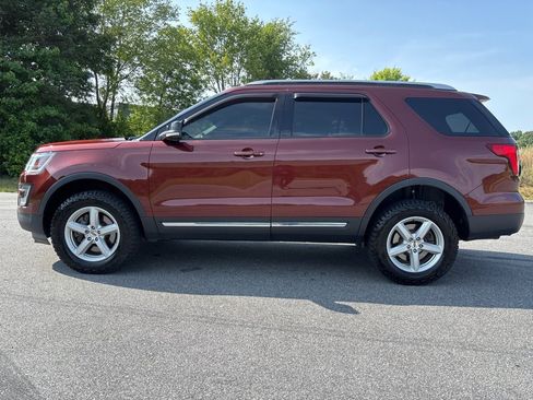 Used 2016 Ford Explorer XLT w/ Equipment Group 202A AWD/4WD image 2