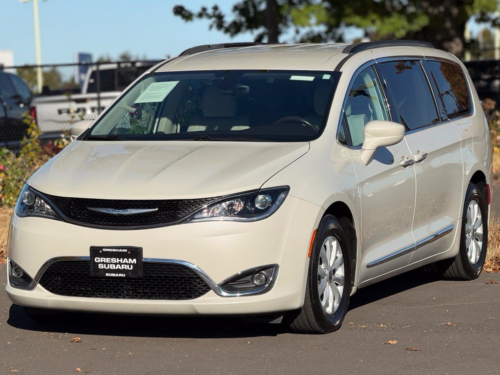 Used 2017 Chrysler Pacifica Touring-L FWD image 3