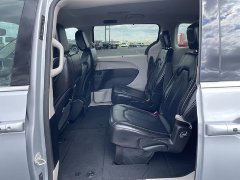 Used 2024 Chrysler Pacifica Touring-L FWD image 21