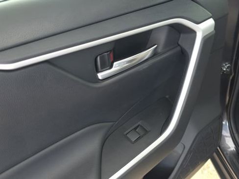 Used 2021 Toyota RAV4 XLE w/ Convenience Package FWD image 17