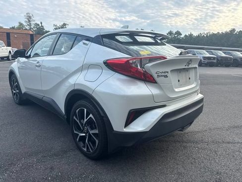 Used 2020 Toyota C-HR XLE FWD image 3