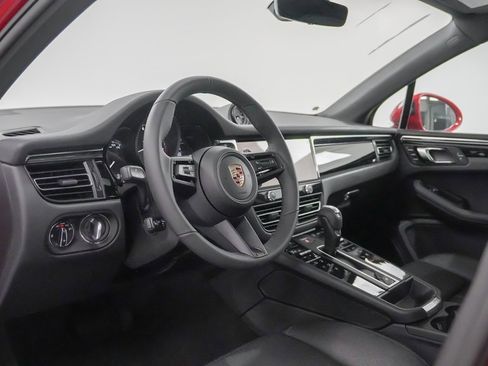 Used 2025 Porsche Macan image 4