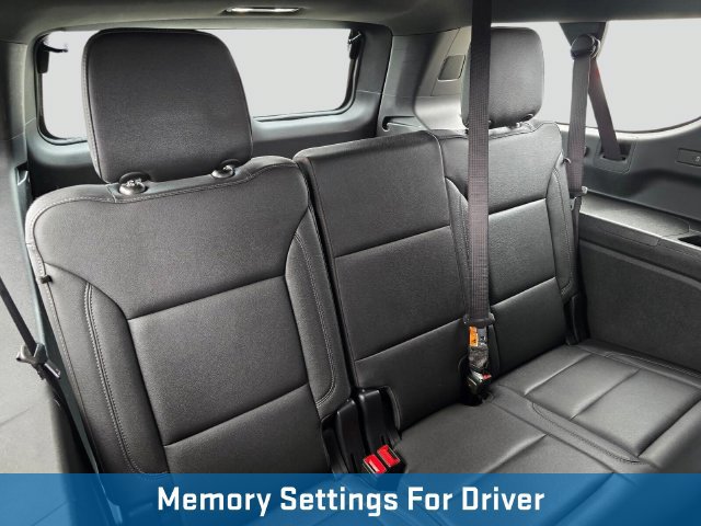 Used 2025 Chevrolet Suburban Z71 AWD/4WD image 16