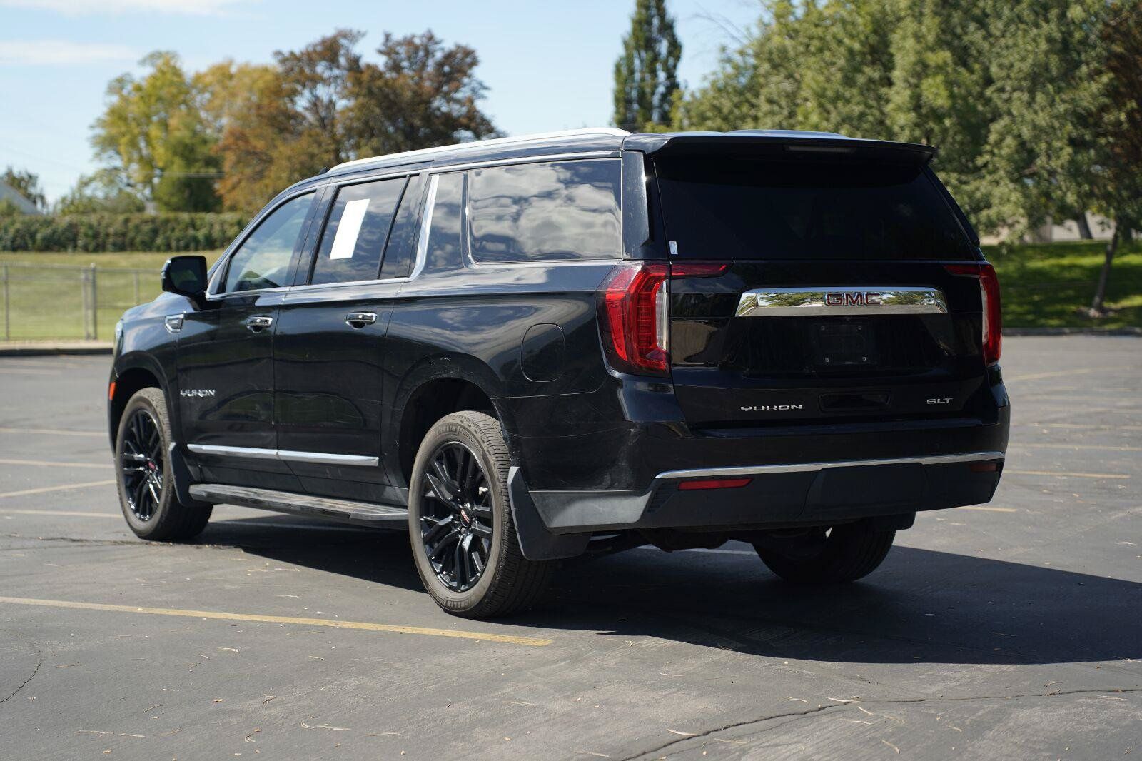 Used 2021 GMC Yukon XL SLT w/ SLT Luxury Plus Package AWD/4WD image 3