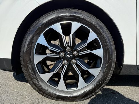 Certified 2022 Kia Carnival EX FWD image 9