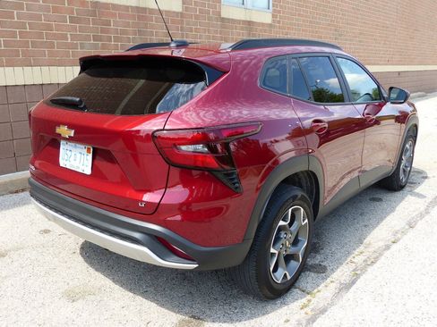 Used 2025 Chevrolet Trax LT w/ LT Convenience Package FWD image 10