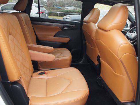 Used 2025 Toyota Highlander Platinum image 23