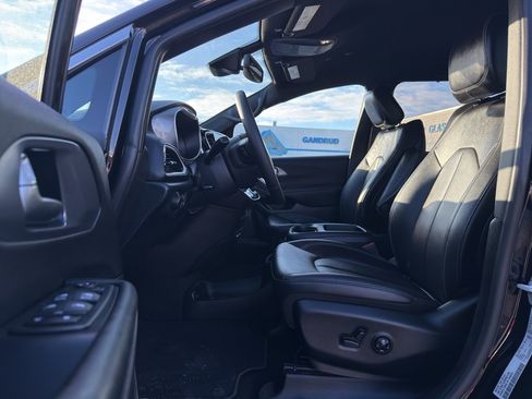 Used 2025 Chrysler Voyager LX image 10