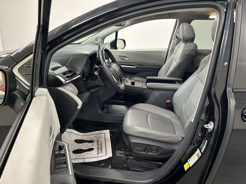 Used 2024 Toyota Sienna XLE w/ XLE Plus Package AWD/4WD image 9