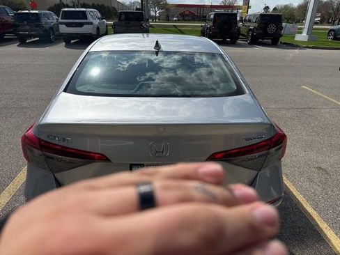 Used 2023 Honda Civic Touring image 3