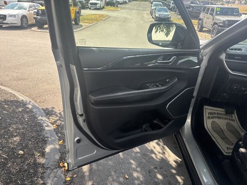 Used 2021 Jeep Grand Cherokee L Laredo image 16