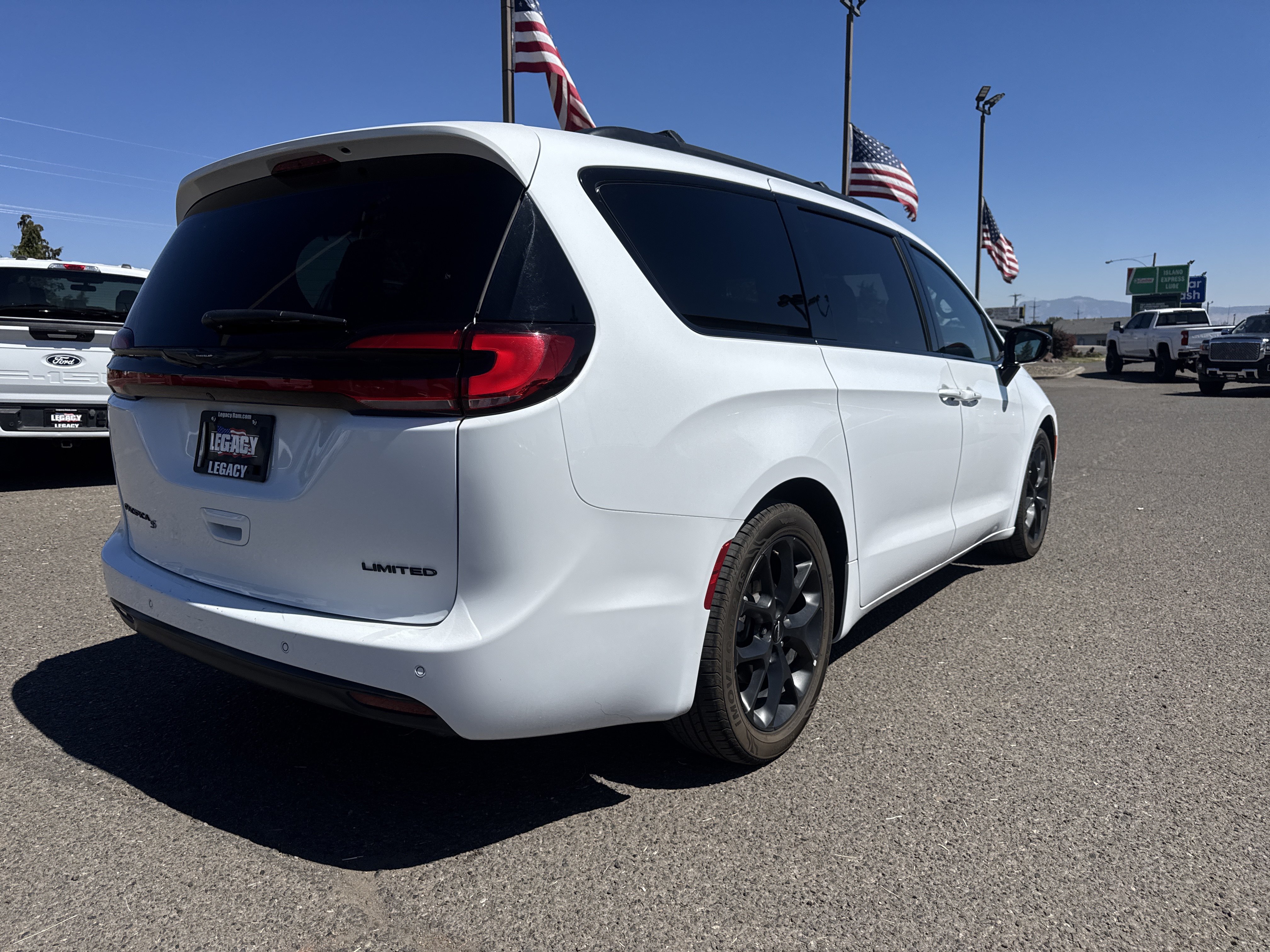 Used 2025 Chrysler Pacifica Limited FWD image 3