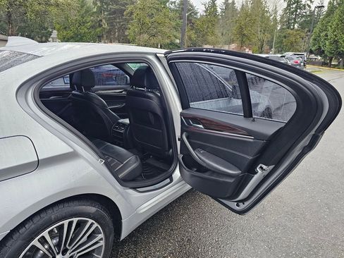 Used 2019 BMW 530e xDrive w/ Premium Package image 26