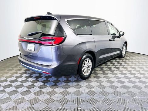 Used 2023 Chrysler Pacifica Touring-L FWD image 8
