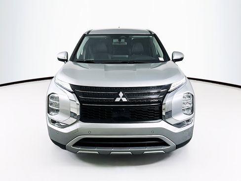 Used 2024 Mitsubishi Outlander SE image 2