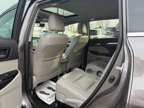 Used 2019 Toyota Highlander XLE AWD/4WD image 11