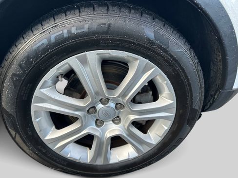 Used 2017 Land Rover Range Rover Evoque SE image 9