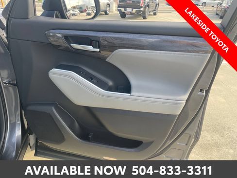 Used 2023 Toyota Highlander Limited FWD image 17