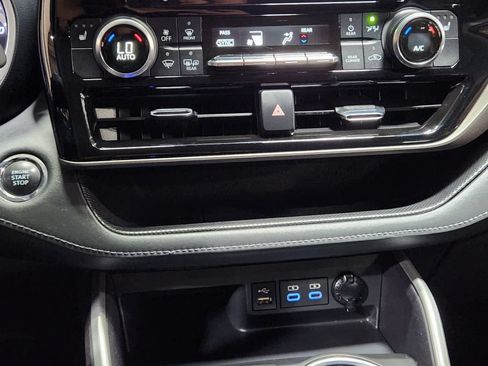 Used 2022 Toyota Highlander XLE FWD image 32