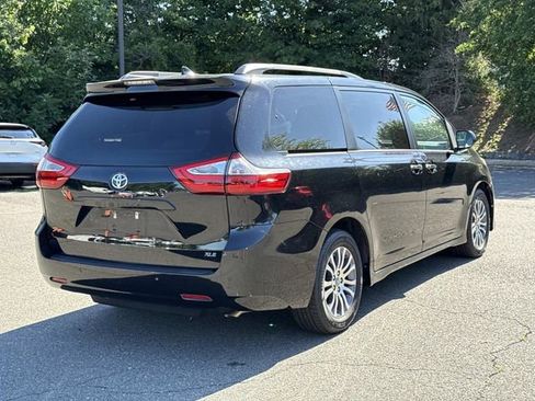 Used 2018 Toyota Sienna XLE w/ XLE Navigation Package FWD image 2