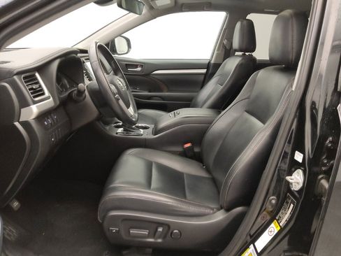 Used 2019 Toyota Highlander XLE image 17