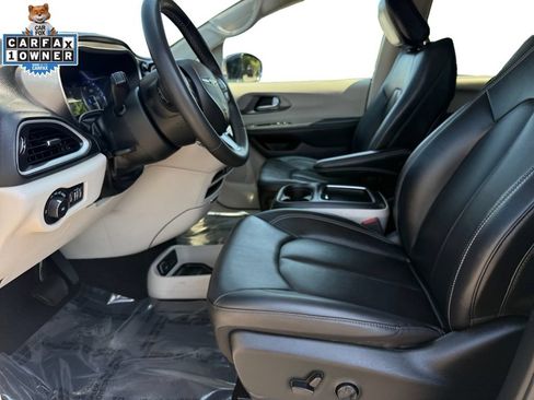 Used 2024 Chrysler Pacifica Touring-L FWD image 9