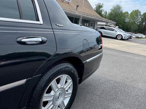 Used 2008 Lincoln Town Car Executive RWD image 18