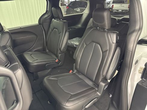 New 2026 Chrysler Pacifica Select image 11