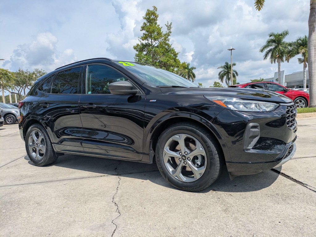 Used 2023 Ford Escape ST-Line w/ Tech Pack #1 FWD image 2