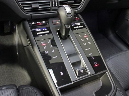 Used 2025 Porsche Macan image 31