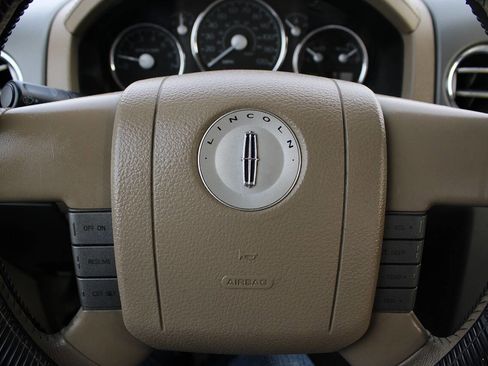 Used 2007 Lincoln Mark LT 4x4 image 16