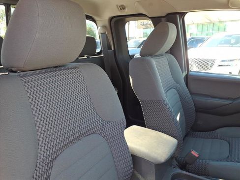 Used 2011 Nissan Frontier SV image 12