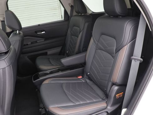 Used 2023 Nissan Pathfinder Platinum image 9