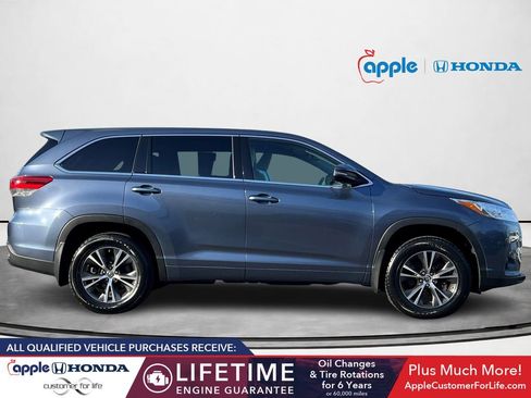 Used 2018 Toyota Highlander LE AWD/4WD image 3