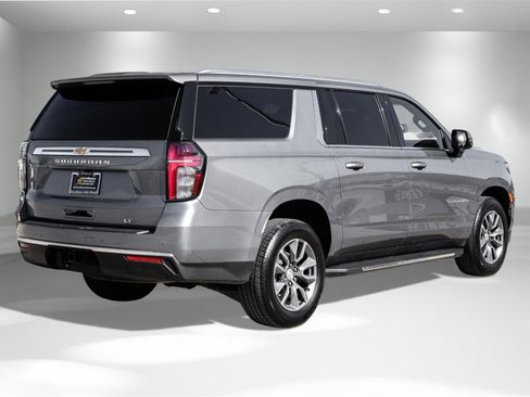 Used 2022 Chevrolet Suburban LT w/ Luxury Package image 6