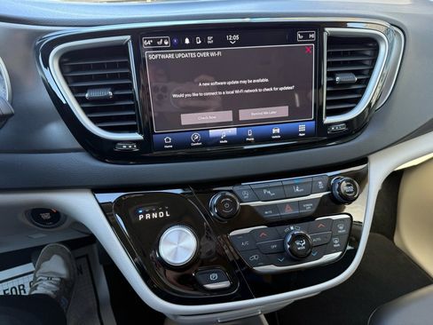 Used 2024 Chrysler Pacifica Touring-L image 22