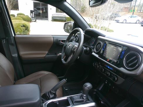 Used 2018 Toyota Tacoma Limited image 33