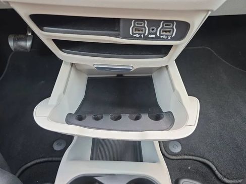 Used 2023 Chrysler Voyager LX FWD image 33