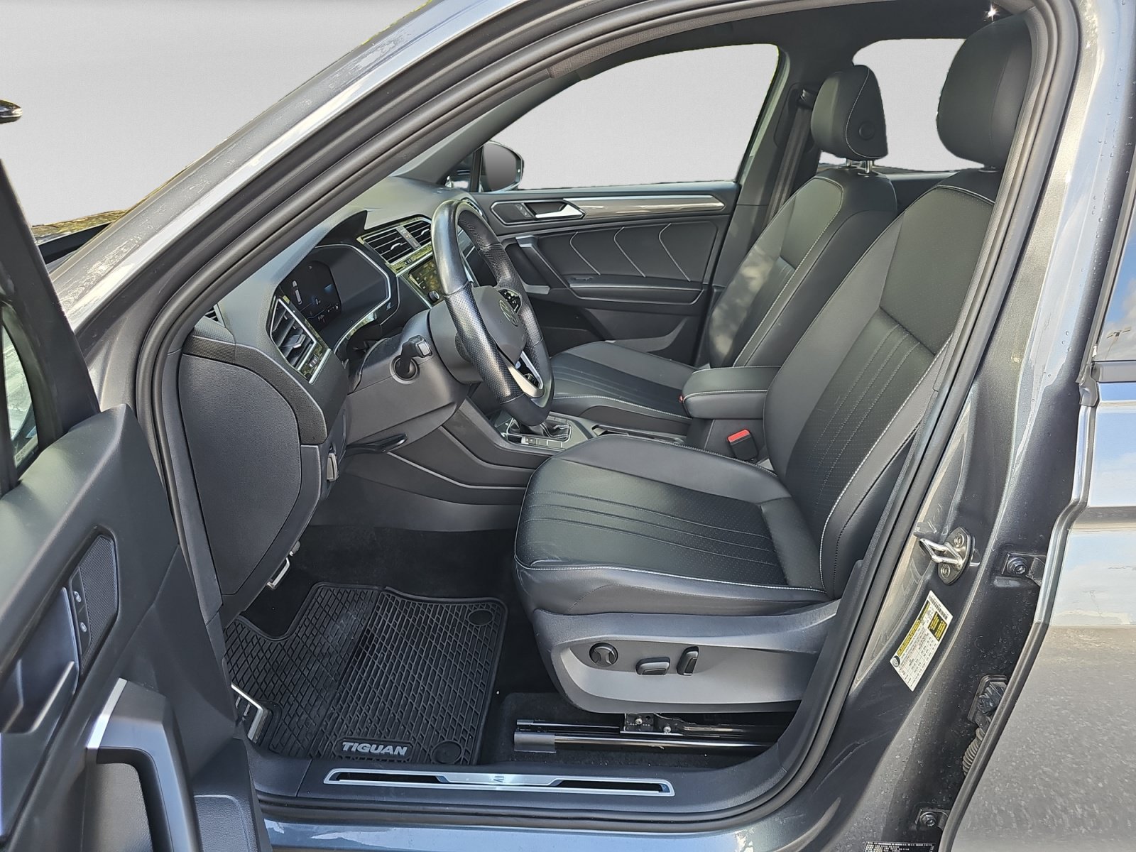 Used 2023 Volkswagen Tiguan SE R-Line FWD image 23