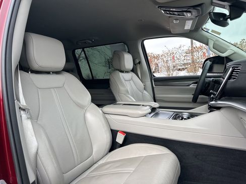 Used 2022 Jeep Grand Wagoneer Series III w/ Flexible Seating Group image 28