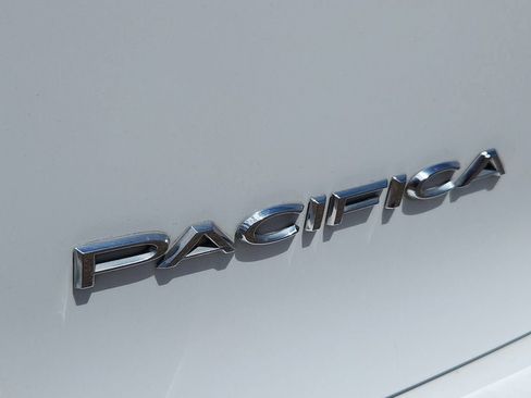Used 2023 Chrysler Pacifica Touring-L FWD image 16