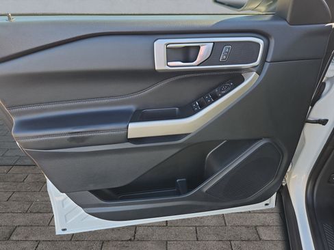 Certified 2022 Ford Explorer XLT w/ Equipment Group 202A image 10