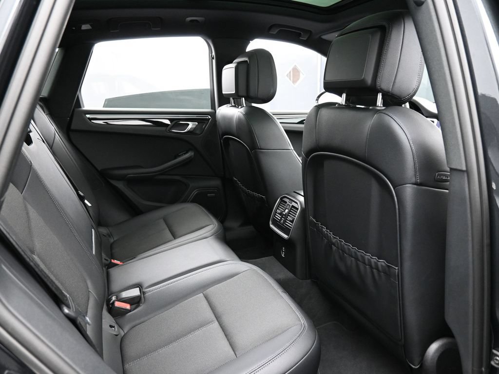 Certified 2025 Porsche Macan AWD/4WD image 27