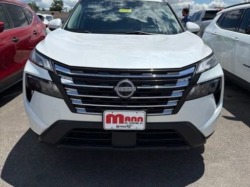 Used 2024 Nissan Rogue SV AWD/4WD image 2